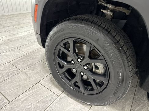 Used 2025 Jeep Grand Cherokee L Altitude AWD/4WD image 34