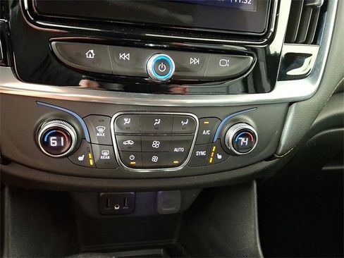 Used 2022 Chevrolet Traverse LT image 16