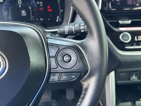 Certified 2025 Toyota Corolla Cross XLE image 17