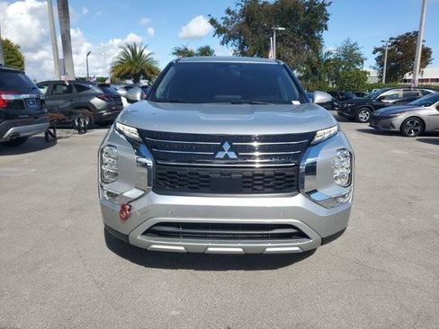 Used 2023 Mitsubishi Outlander SE image 2