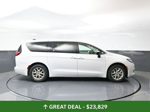 Used 2024 Chrysler Voyager LX image 3