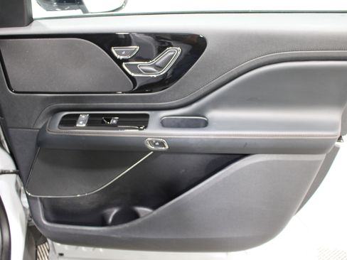 Used 2025 Lincoln Aviator AWD image 27