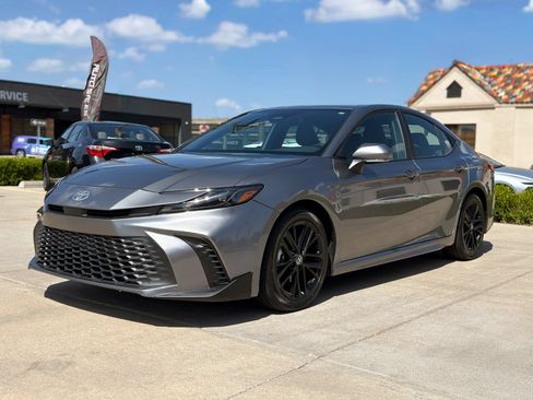 Used 2025 Toyota Camry SE FWD image 3