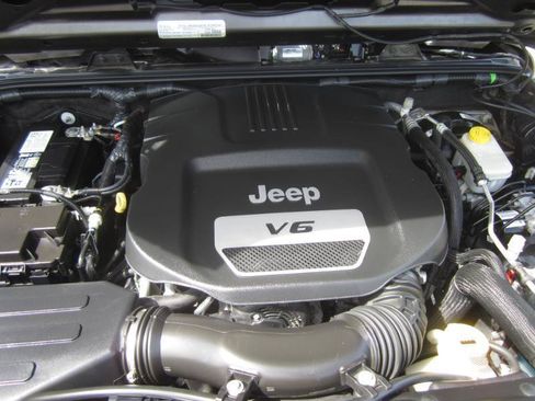Used 2017 Jeep Wrangler Unlimited Sahara w/ Connectivity Group AWD/4WD image 34