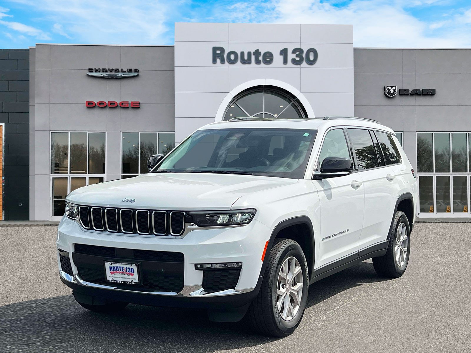 Used 2023 Jeep Grand Cherokee L Limited AWD/4WD image 2