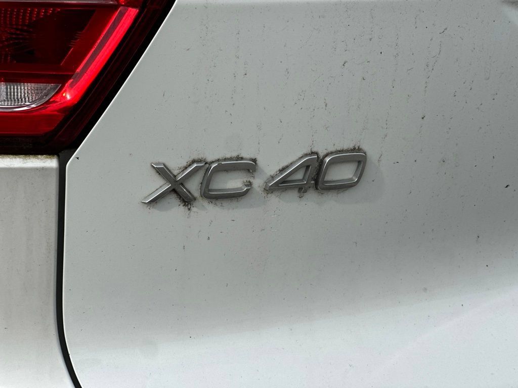 Used 2019 Volvo XC40 T4 Inscription FWD image 4