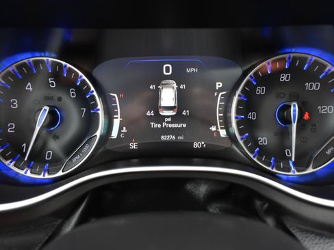 Used 2019 Chrysler Pacifica Limited w/ Tire & Wheel Group FWD image 16