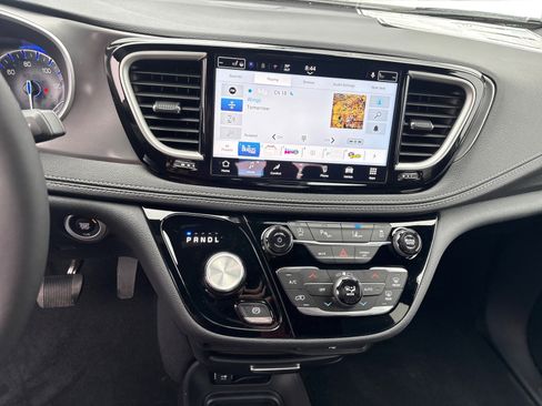 New 2026 Chrysler Pacifica Select image 16