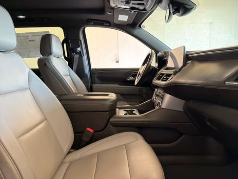 Used 2023 GMC Yukon XL SLT w/ SLT Premium Package image 27