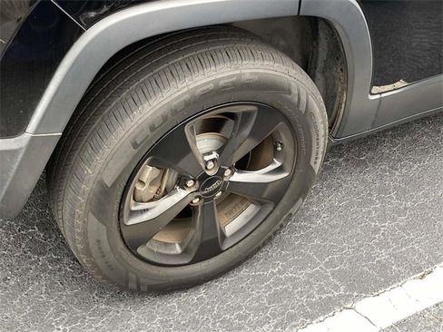 Used 2021 Jeep Cherokee Latitude Plus image 9