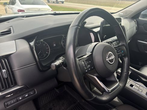 Used 2023 Nissan Pathfinder SL AWD/4WD image 19