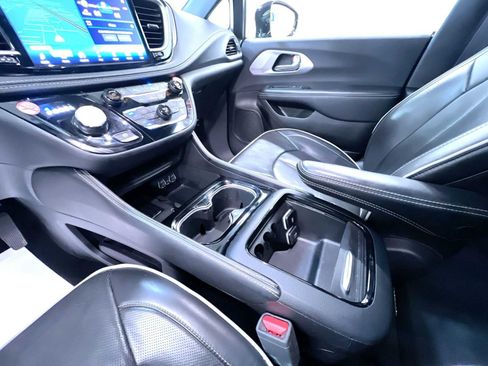 Used 2025 Chrysler Pacifica Limited FWD image 32