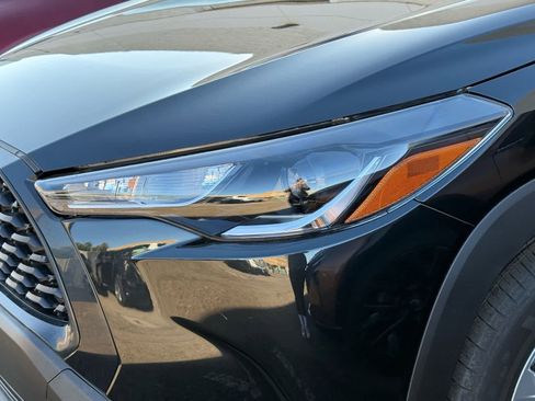 Used 2024 Toyota Corolla Cross LE image 8