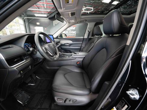 Used 2025 Toyota Grand Highlander AWD image 9