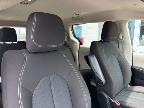 Used 2022 Chrysler Voyager LX FWD image 34