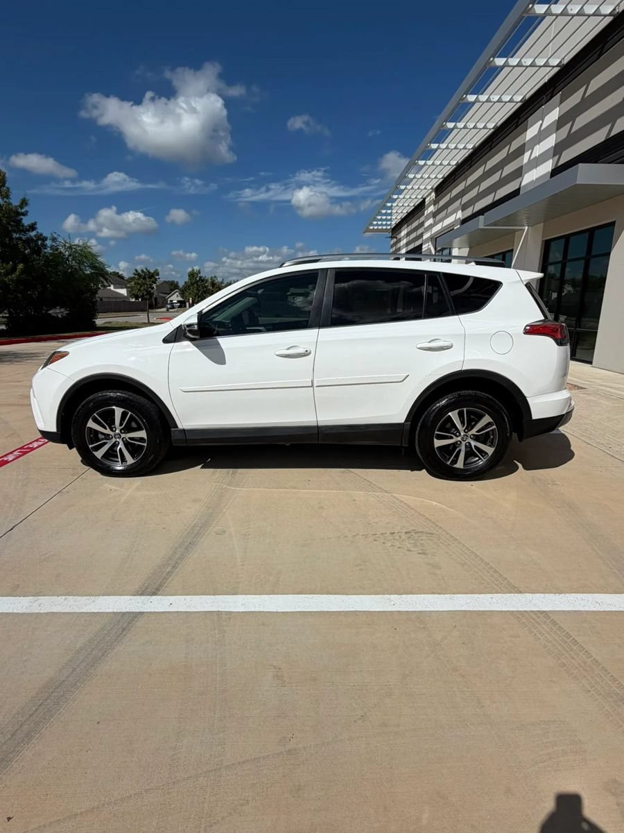 Used 2017 Toyota RAV4 XLE FWD image 2