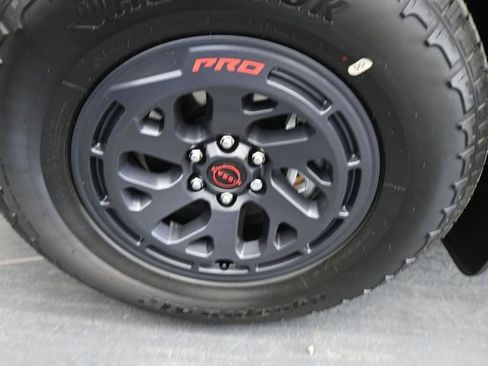 Used 2025 Nissan Frontier PRO-4X image 26