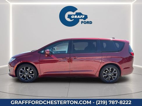 Used 2019 Chrysler Pacifica Touring Plus w/ S Appearance Package FWD image 3