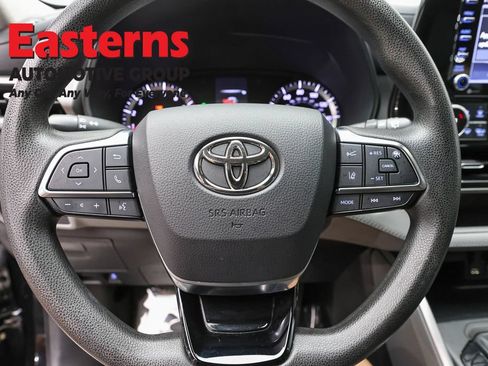Used 2021 Toyota Highlander L AWD/4WD image 10
