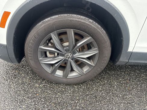 Used 2022 Volkswagen Tiguan SE w/ Panoramic Sunroof Package AWD/4WD image 11