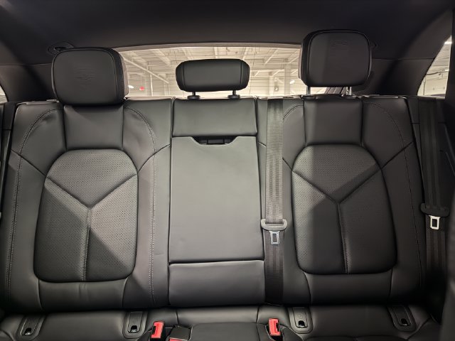 Certified 2024 Porsche Macan AWD/4WD image 31