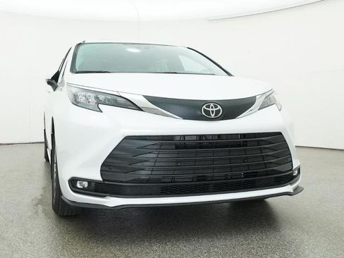 New 2026 Toyota Sienna XLE FWD image 7