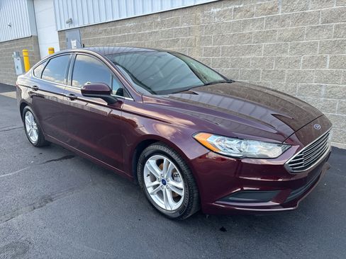 Used 2018 Ford Fusion SE w/ Fusion SE Technology Package image 2