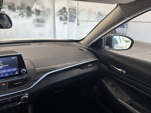 Used 2025 Nissan Altima 2.5 SV FWD image 35