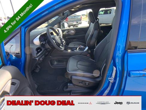 New 2026 Chrysler Pacifica Limited image 9