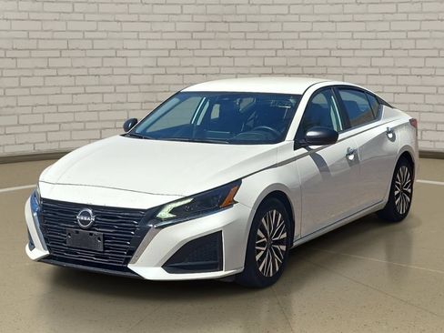 Used 2025 Nissan Altima 2.5 SV FWD image 1