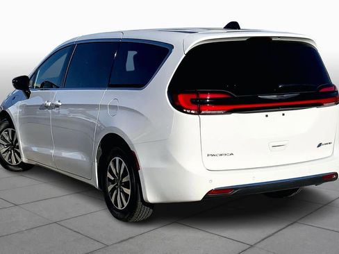 Used 2025 Chrysler Pacifica Select image 11