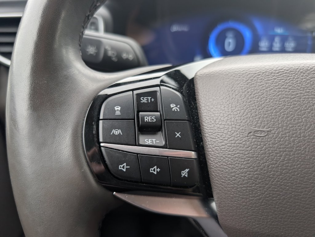 Used 2023 Ford Explorer Platinum w/ Technology Package AWD/4WD image 17