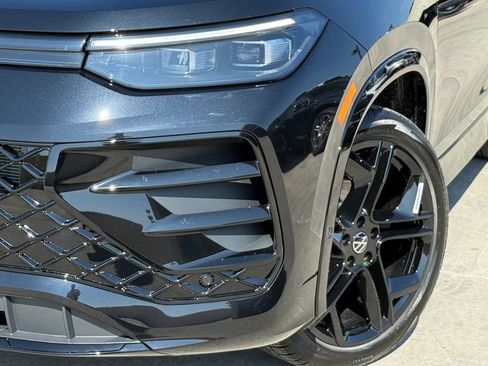 New 2026 Volkswagen Tiguan SE R-Line FWD image 2