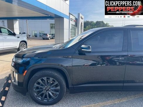 Used 2023 Chevrolet Traverse RS AWD/4WD image 2
