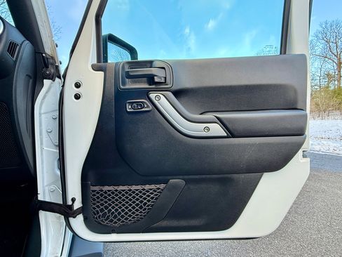 Used 2018 Jeep Wrangler Sahara w/ Connectivity Group image 22