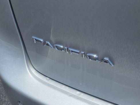 Used 2024 Chrysler Pacifica Touring-L FWD image 33