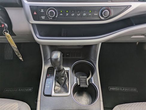 Used 2019 Toyota Highlander LE image 19