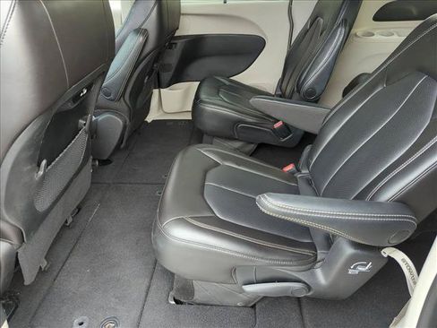 Used 2023 Chrysler Pacifica Touring-L FWD image 17