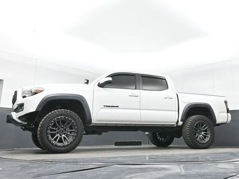 Used 2019 Toyota Tacoma TRD Off-Road w/ Technology Package image 43
