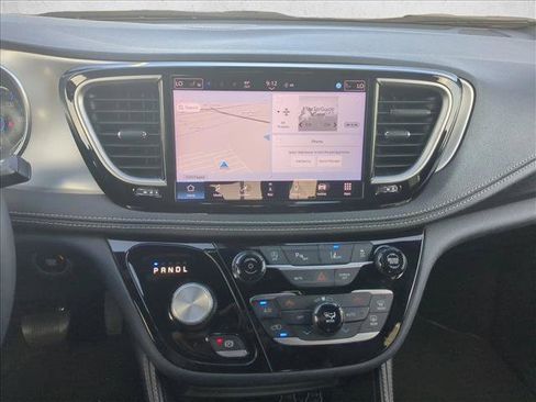 Used 2025 Chrysler Pacifica Limited FWD image 15