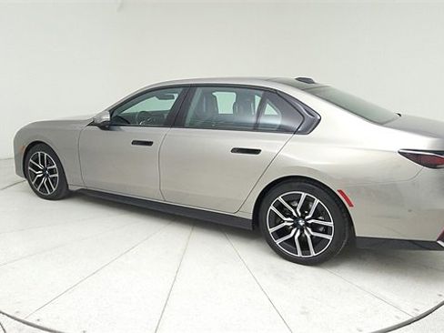 Used 2024 BMW 740i image 7