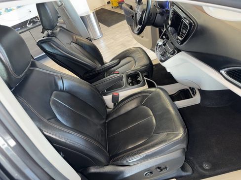 Used 2017 Chrysler Pacifica Touring-L Plus w/ Tire & Wheel Group image 19