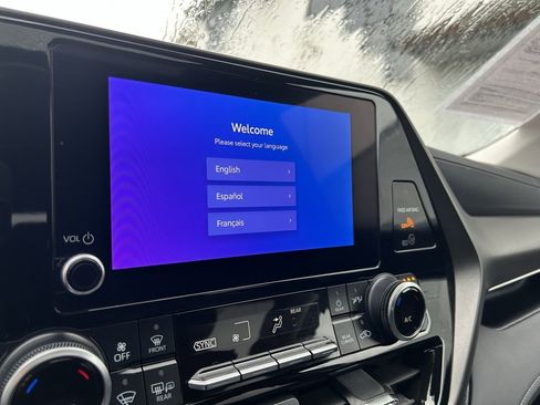 Certified 2024 Toyota Highlander XLE image 24