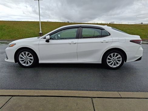 Certified 2022 Toyota Camry LE image 6