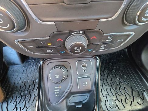 Used 2019 Jeep Compass Latitude AWD/4WD image 18