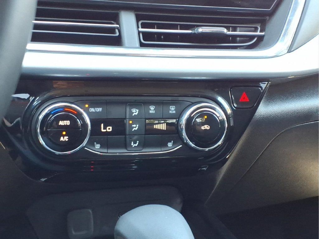 Used 2025 Chevrolet Trax LT w/ LT Convenience Package FWD image 6