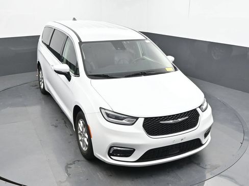 Used 2023 Chrysler Pacifica Touring-L FWD image 34