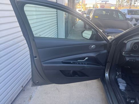 Used 2025 Hyundai Elantra Limited image 18