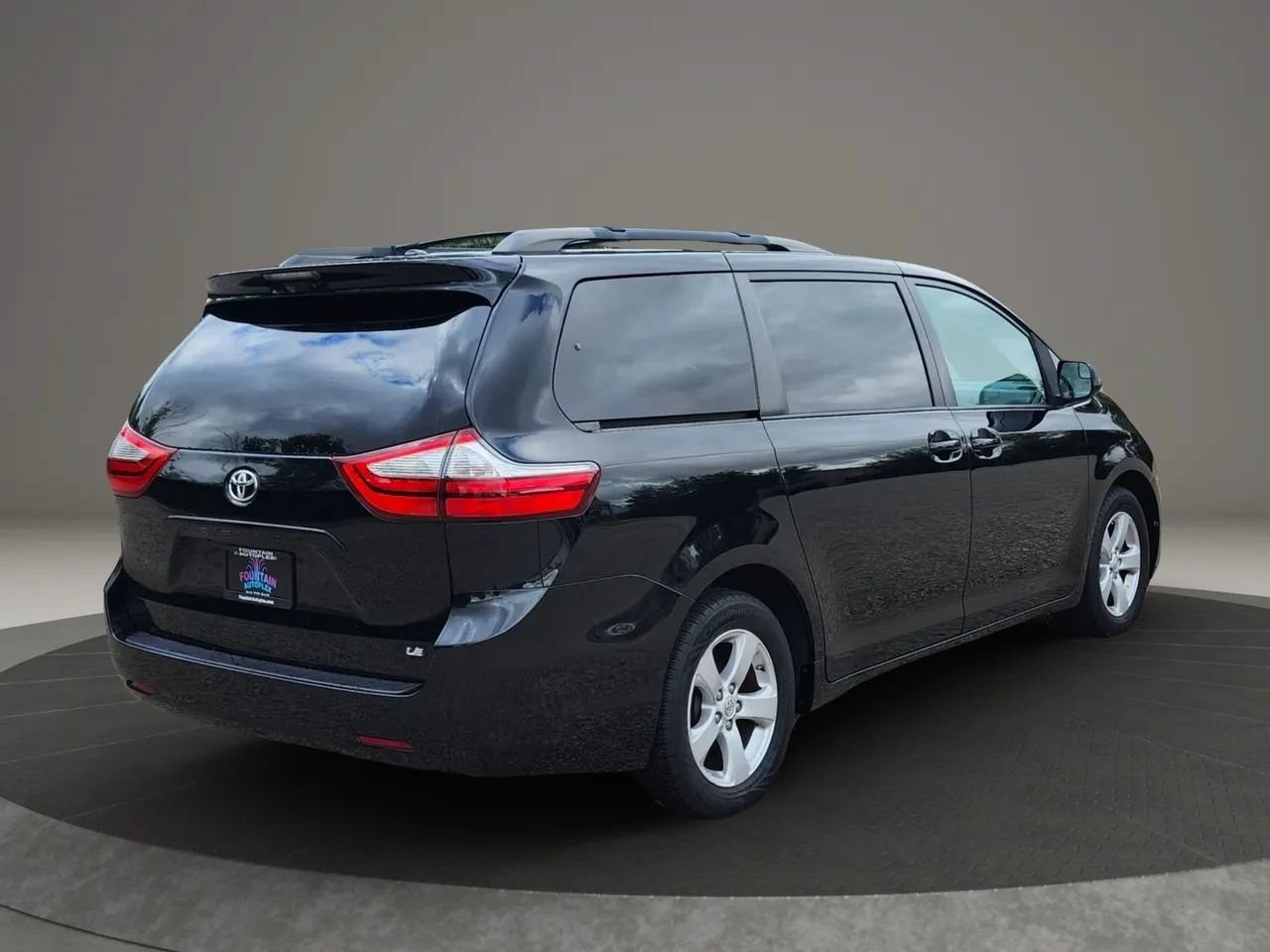 Used 2016 Toyota Sienna LE w/ Four Season Floor Mat Package FWD image 5