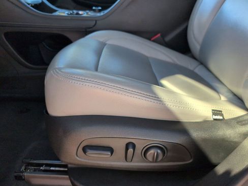 Used 2023 GMC Acadia SLE w/ Driver Convenience Package image 16